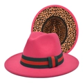 Détail d'un chapeau fedora en laine fuchsia avec bord léopard et ruban rayé rouge et vert - M (56-58cm) / Rose rouge