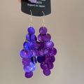 Detalle de pendientes de nácar púrpura escalonados con diseño de flecos largos - Estilo de Gancho / Morado