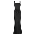 Detailansicht eines schwarzen Satin-Abendkleids mit Taillenfalten und Carré-Ausschnitt - XS / Schwarz