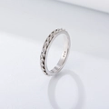 Anello a corda intrecciata in argento sterling S925 per donna su sfondo bianco - US 6 / Argento