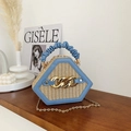 Blauwe zeshoekige rieten handtas met gouden ketting en geplooid handvat op plank - Blauw