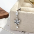 Piercing estrella plateado con circonitas brillantes sobre caja de joyería fina - Gris