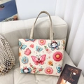 Sac fourre-tout en toile à imprimé papillon avec poignées tissées dans un décor intérieur - Style 7