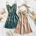 Florales Satin-Trägerkleid in Dunkelgrün und Champagner mit eleganten Blattmustern - S / Grüne Kirsche + Champagner Kirsche