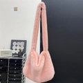 Rosa Schultertasche aus Kunstkaninchenfell mit flauschiger Y2K-Ästhetik für den Winter - Rosa