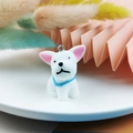 Ciondolo bulldog francese in resina bianca con collare blu per creazione gioielli - Bulldog Francese Bianco con Collare Blu