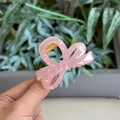 Dettaglio di una pinza per capelli a fiocco in resina rosa con molla metallica d'oro - Rosa Gelatina - Fiocco Piccolo