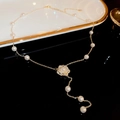 Elegante goldene Blumenperlenkette mit Y-förmigem Tropfendesign auf Tablett - Y-Form Perlen Rosen Halskette / Gold