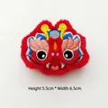 Accessorio peluche ricamato con drago cinese rosso di Capodanno, 5,5 cm - Originale (Apertura posteriore) / Rosso
