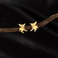 Poliertes goldfarbenes Chihuahua-Hunde-Ohrstecker-Set auf einem Zweig vor dunklem Stoff - Chihuahua / Gold
