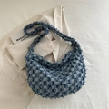 Bolso tote de mezclilla a cuadros azul con bordes deshilachados sobre blazer - Azul claro