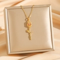 Elegante goldene Tulpenhalskette mit rosa Edelstein und Zirkonia auf Champagner-Seide - Gold Rosa Katzenauge