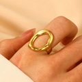 Anillo ovalado elegante de acero inoxidable dorado con banda ancha de textura fina - Óvalo Cepillado Chapado en Oro de 18K (WG-0403)