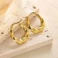 Vue détaillée de boucles d'oreilles créoles torsadées plaquées or 18k sur pierre beige - EH022/Torsadée Épaisse