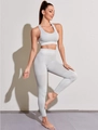 Set yoga a due pezzi a costine grigio chiaro con leggings a vita alta traforati - S / Grigio
