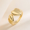 Bague ouverte dorée avec double cœur poli sur fond en soie et lumière douce - Ouvert Réglable / Double Cœur se Faisant Face / Doré