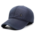 Cappello da baseball trapuntato blu scuro da uomo con paraorecchie e logo metallico - Regolabile / Blu navy