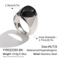 Vue macro détaillée d'une bague en acier inoxydable avec incrustation d'onyx noir ovale - Pierre de Goutte Noire (YYR025395-BK-8)