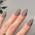 Uñas postizas mate color topo en forma de almendra en mano de modelo para look elegante - Tipo de Pegamento / Gris Marrón Mate