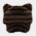 Détail du tissu en peluche épaisse à rayures zébrées et oreilles mignonnes sur la casquette - Rayures Noir et Marron Foncé