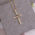 Dettaglio del ciondolo a croce in oro 18K con zirconi colorati e catena a scatola - Croce in Zircone a Goccia d'Acqua Colorata (4#)