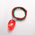 Gedetailleerd macrobeeld van een kerstketting met een grote gloeiende rode LED-lamp hanger - Rode Gloeilamp Armband