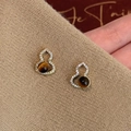Detail von 18K vergoldeten Kürbis-Ohrringen mit Tigerauge-Stein und Kristallbesatz - Flaschenkürbisförmiger Strass Tigerauge-Stil