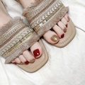 Böhmische beige flache Sandalen mit Quasten, Pailletten und purpurroten Pediküre-Nägeln - Tiefrote und Goldglitzernde Zehen-Aufpressnägel (JP1185) / 24 Stück/Box