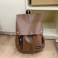 Mochila de cuero PU marrón premium con solapa de cordón y hebillas metálicas - Caramelo