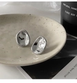 Dettaglio degli orecchini a C in argento con finitura in metallo fuso lucido irregolare - Stile Fluido di Ciottolo (8) / Argento
