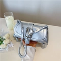 Bolso de hombro plateado metalizado con hebilla grande de metal y acabado de cuero pulido - Plateado