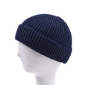 Dettaglio del berretto in maglia a coste blu scuro che mostra la trama su un modello - Taglia unica / Blu navy