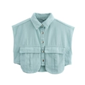 Détail du gilet en jean bleu clair montrant le col à revers et les boutons métalliques - Bleu lac