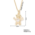 Vue détaillée du pendentif ours montrant la taille 1,9x1,6cm et la chaîne en or - Ours Pierre Transparente (N00970-4)