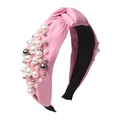Cerchietto in tessuto rosa con perle finte bianche e perline argentate su sfondo bianco - Stile 2 Rosa