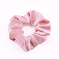 Chouchou en velours rose doux pour la coiffure avec élastique et texture soyeuse - Rose