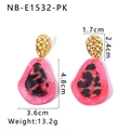 Dettaglio di orecchini a goccia in resina leopardata rosa con dimensioni e peso esatti - Leopardato Rosa (NB-E1532-PK)