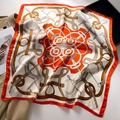 Foulard in seta con stampa equestre arancione e bianca drappeggiato su un trench beige - Finta seta satinata / Stile Sciarpa / Arancione (FJ726-2)
