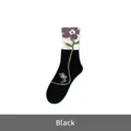 Japanische Retro-Socken in Schwarz-Weiß mit violettem Blumenmuster-Design - Einheitsgröße / Schwarz