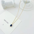 Collar de cadena dorada minimalista con colgante cuadrado de zafiro azul oscuro - Oro de 14K + Circonita Azul Real