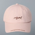 Primer plano de gorra de béisbol rosa con bordado de letras en el frente y visera - M (56-58cm) / Rosa