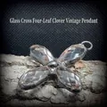 Pendentif trèfle croix rétro en verre argenté sur une surface en pierre texturée - Pendentif Croix en Verre Gris Fumé Argent Antique Vintage