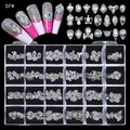 Makroansicht der 24er-Box mit herz- und schmetterlingsförmigen Nagelkunst-Strasssteinen - Gemischter Stil 07 - Silberne Basis Aurora Unregelmäßiger Zirkon