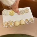 Set di 5 paia di orecchini vintage con rose dorate, perle e fiori color crema da donna - Set di 5 Paia (1#)