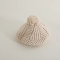 Detail van de beige gebreide baret met dikke textuur en een zachte pompon - 50-52cm (2-5 Jaar) / Broken Wit