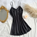 Elegantes schwarzes Satin-Unterkleid mit dünnen Trägern und V-Ausschnitt für zu Hause - S / Schwarz