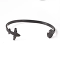 Detalle de avión negro mate y grabado de mapa mundial en brazalete de acero inoxidable - Negro