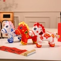 Mascotte de cheval en peluche pour l'année chinoise 2026 en rouge et blanc traditionnel - 16cm / Cheval Découpage de Papier à Quatre Pattes-Assorti