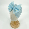 Hellblauer Baby-Turban aus Rippstrick mit großer Chiffonschleife und Goldpunktmuster - Blau