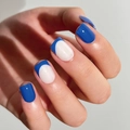 Unghie finte corte quadrate blu e bianche con finitura French tip lucida - Stile Francese Blu e Bianco (JP1838)
